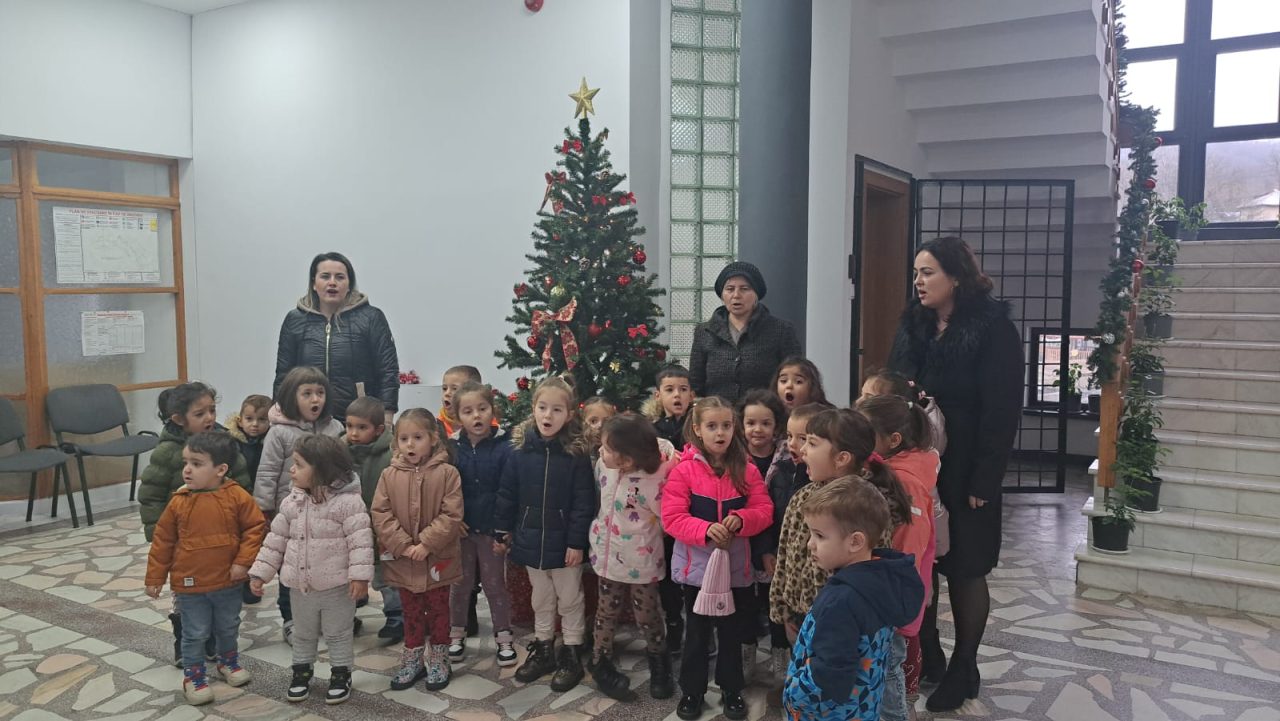 Imagine asociată noutății: Colindători la Primăria Băile Govora.