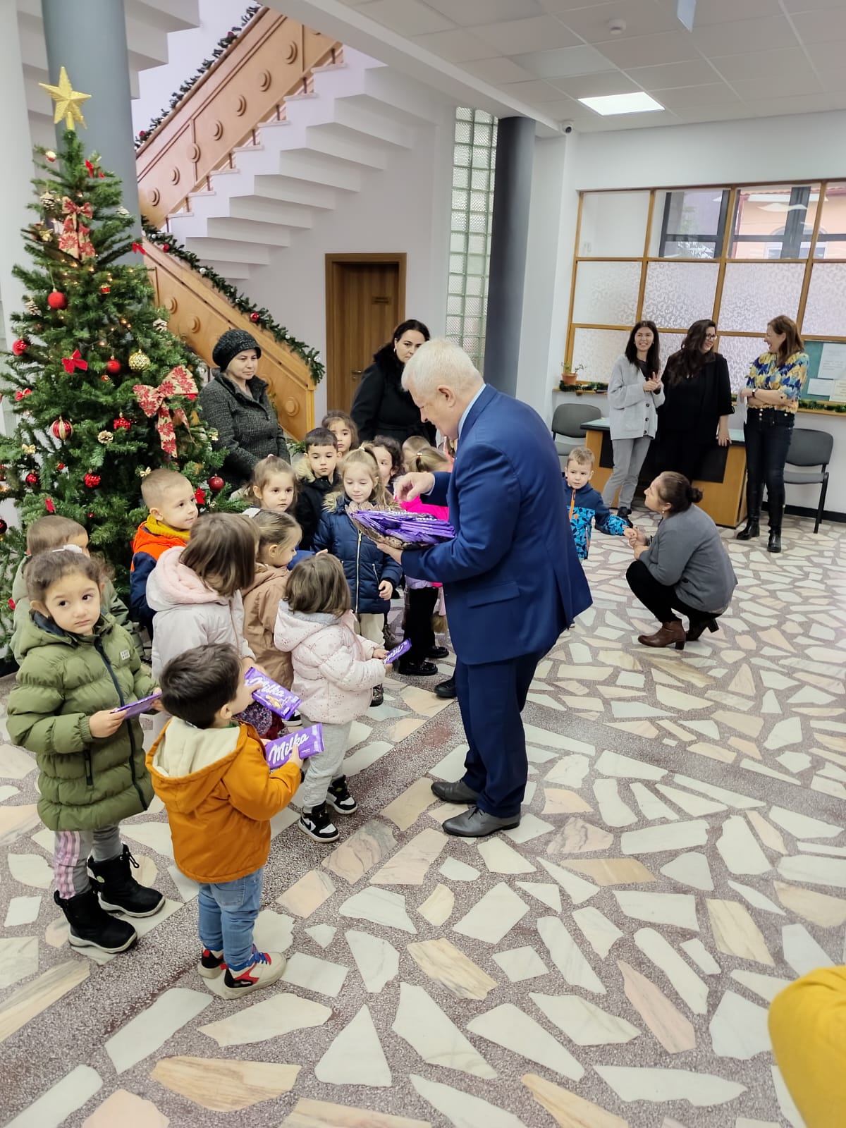 Imagine asociată noutății: Colindători la Primăria Băile Govora.