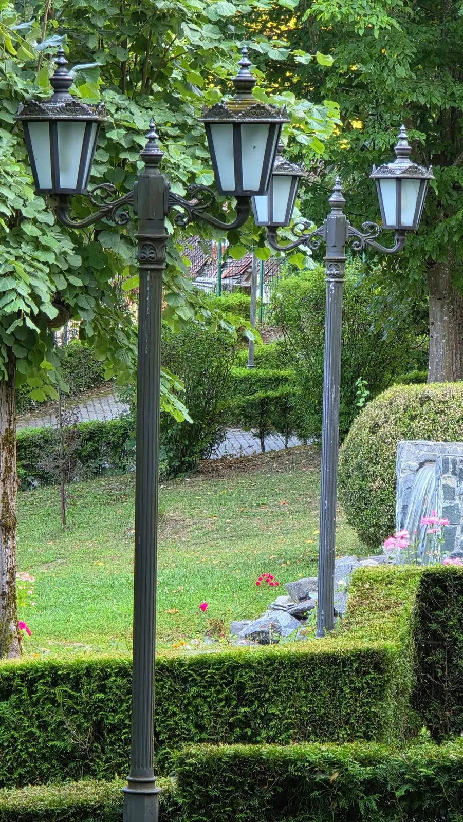 Felinare decorative printre arborii și aleile parcului Băile Govora.