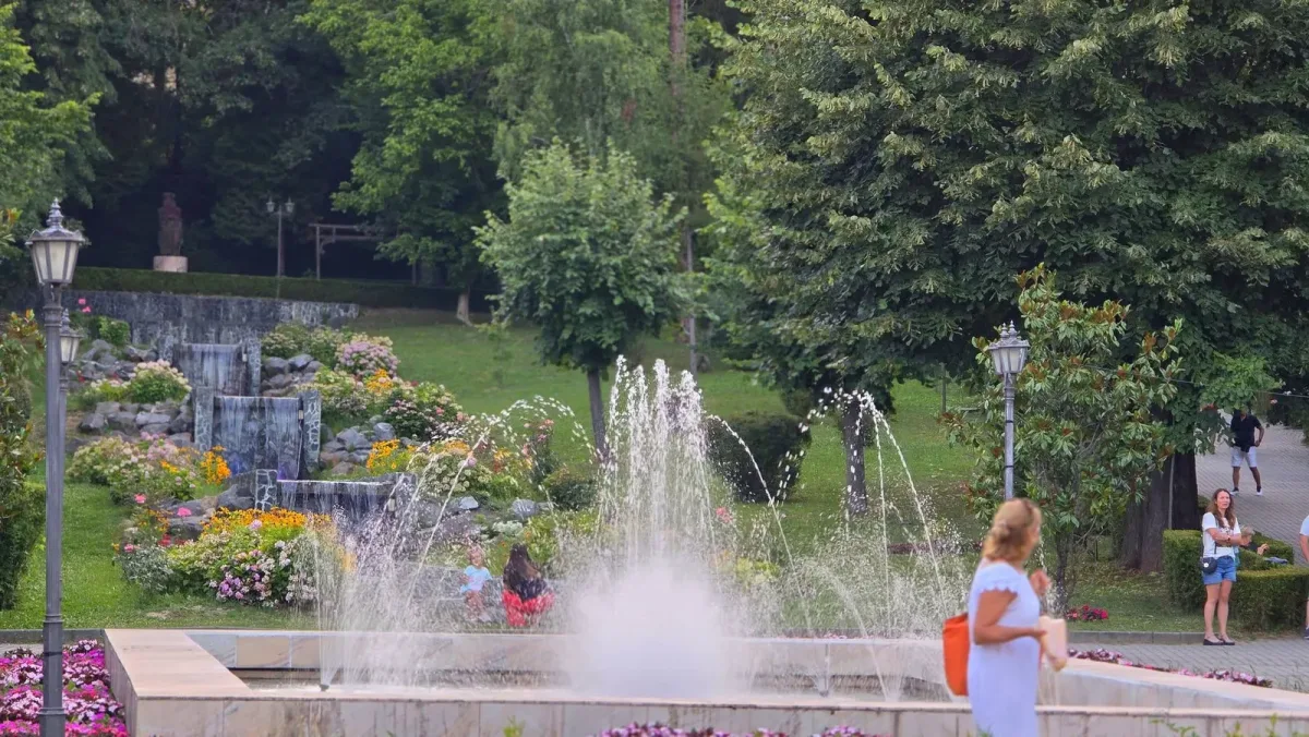 Fântâna arteziană din parcul central Băile Govora, într-o zi de vară.