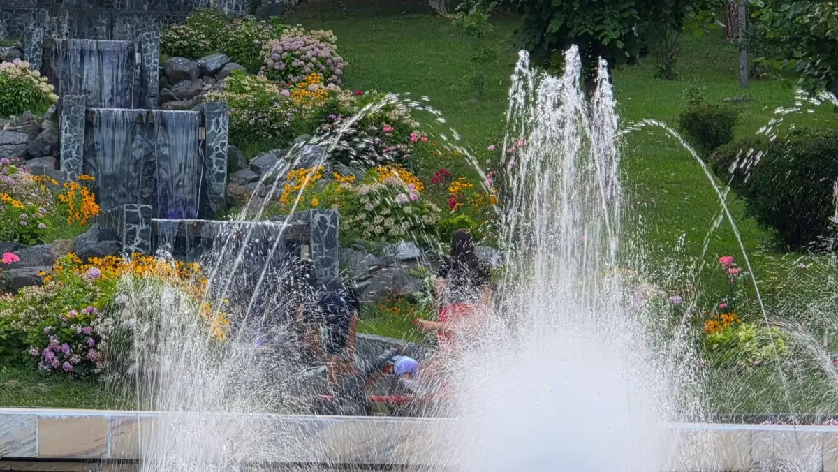 Jocuri de apă și ronduri cu flori în parcul central Băile Govora.