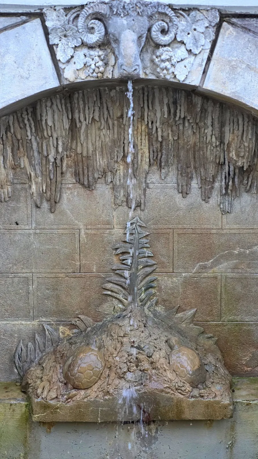 Detaliu sculptat al unui izvor monumental din Băile Govora.