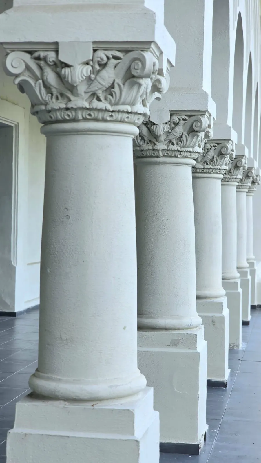 Coloane și capiteluri ale ansamblului arhitectural de la Mănăstirea Govora.