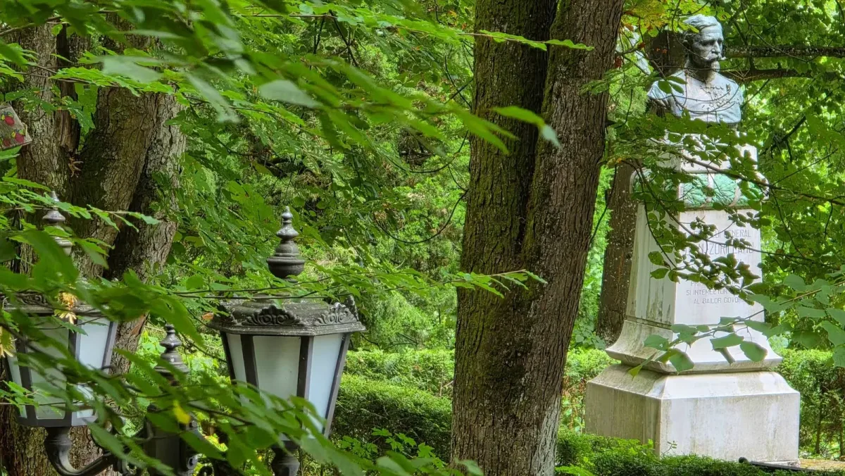 Bust memorial amplasat printre arborii parcului din Băile Govora.