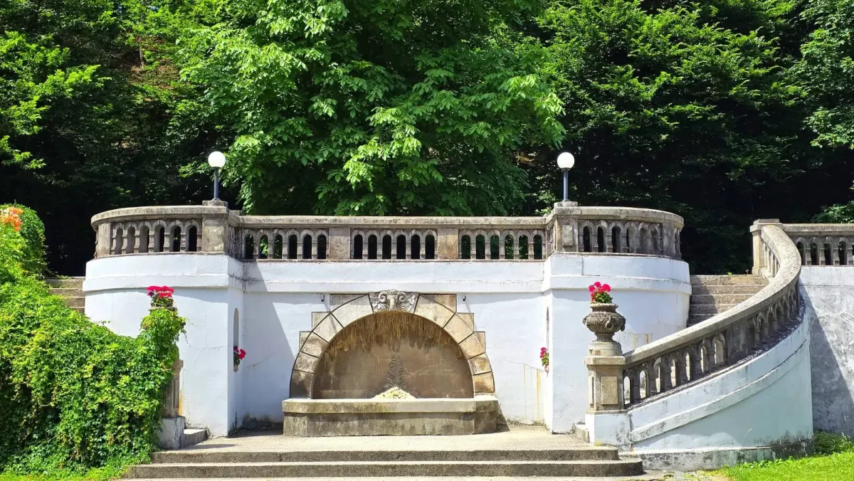 Izvor monumental cu scară curbată în parcul balnear Băile Govora.
