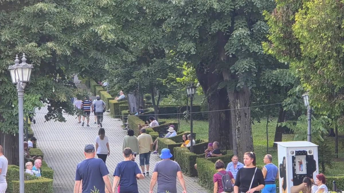 Public și participanți la un eveniment organizat în parcul central Băile Govora.