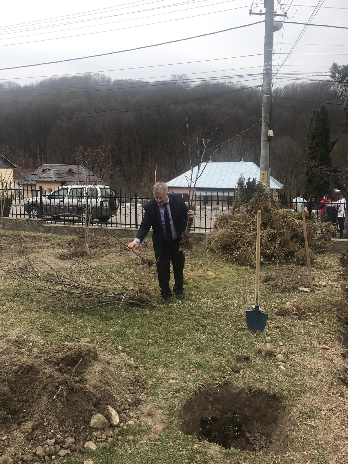 Actiune de plantare de meri la Liceul Tehnologic Baile Govora – fotografia 7