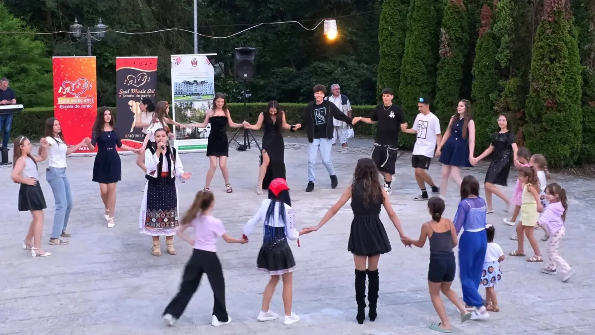 Moment de dans și animație pe scena amfiteatrului din Băile Govora.
