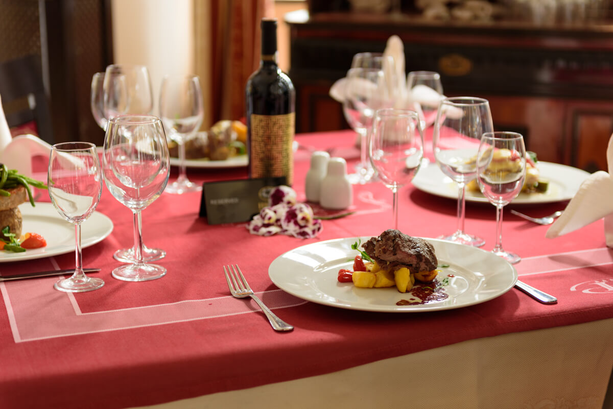 RESTAURANT PALACE****