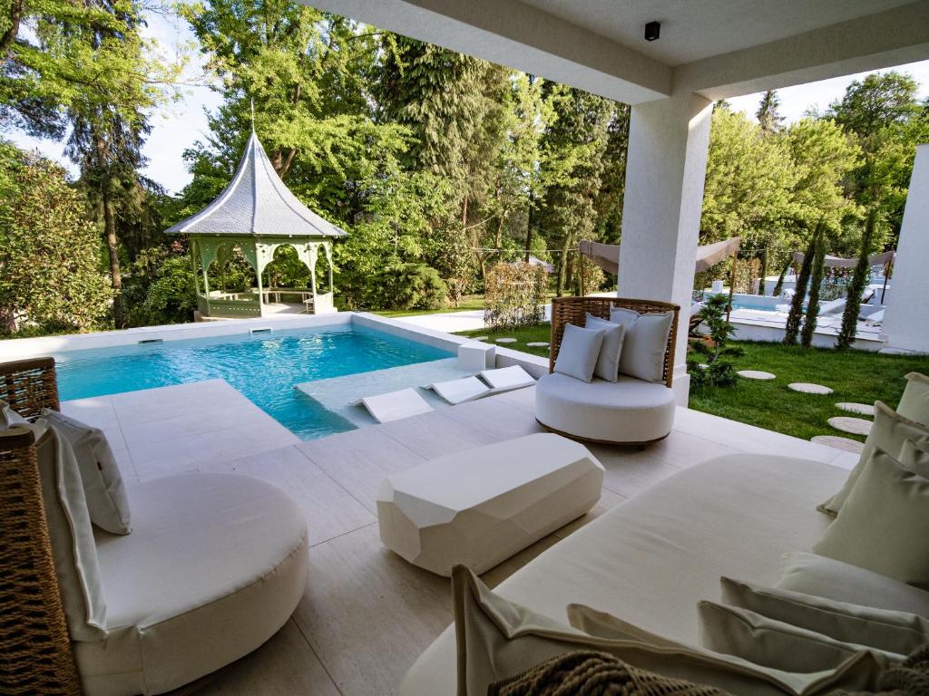 Piscine interioare și exterioare