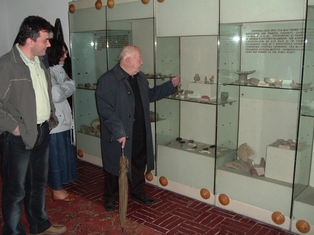 Parintele Gheorghe-Petre Govora la muzeu, in anul 2004