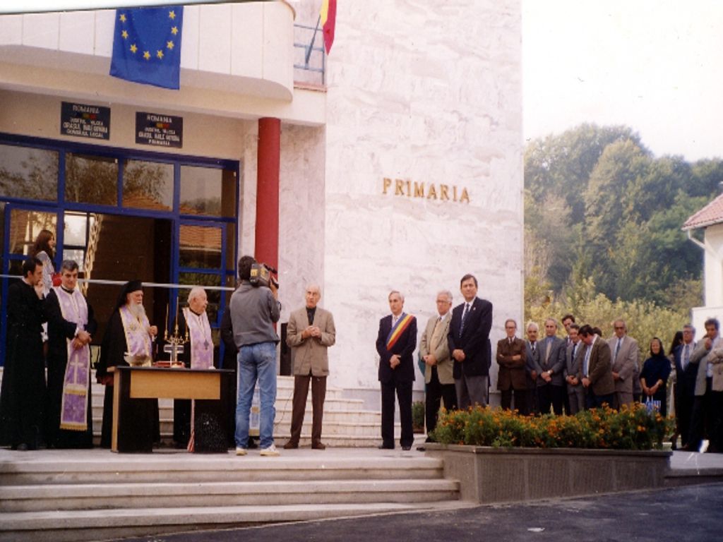 Parintele Gheorghe-Petre Govora oficiind slujba de inaugurare a noului sediu al Primariei - 1998