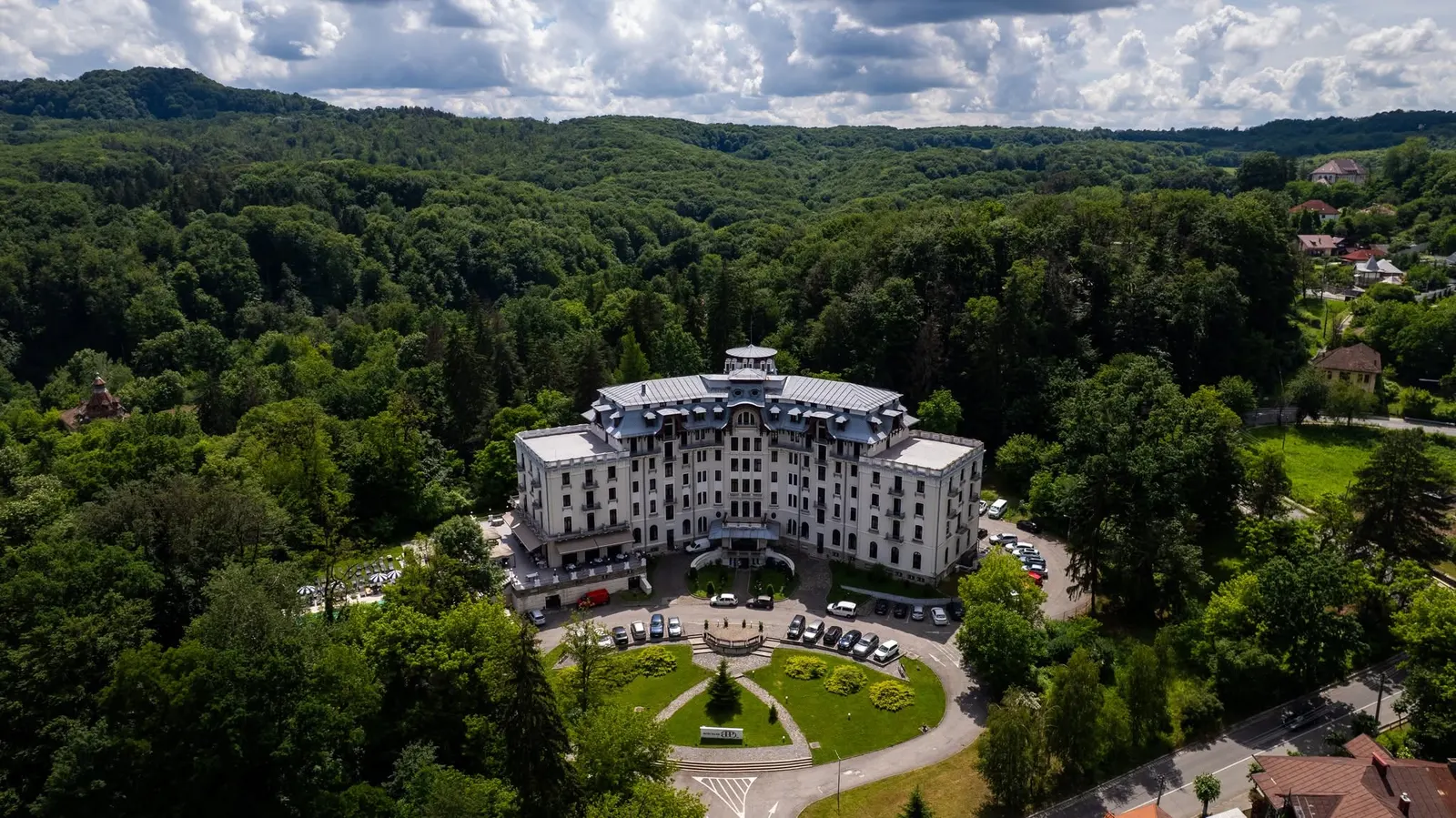 Hotelul Palace și parcul balnear din Băile Govora văzute de la înălțime.
