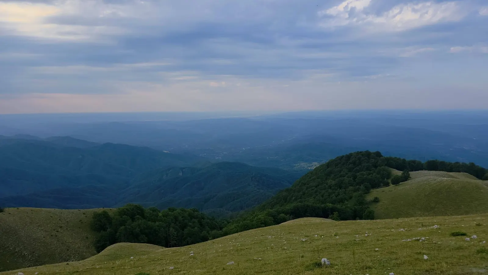 Panoramă asupra culmilor împădurite din împrejurimile Băilor Govora.