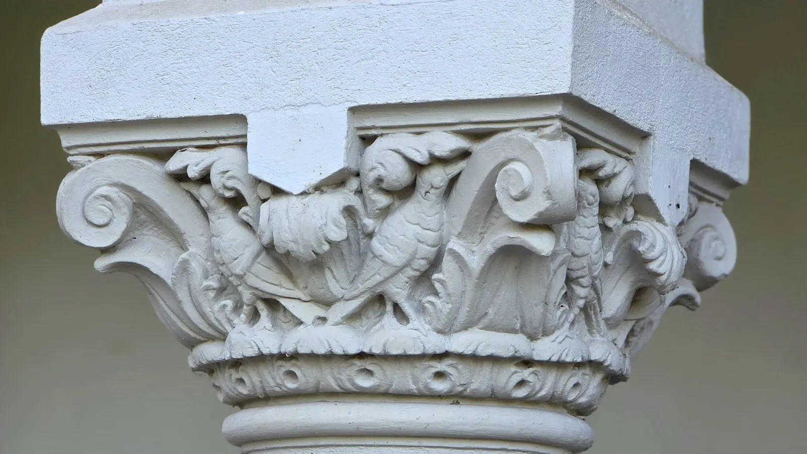 Detaliu sculptat al unui capitel din ansamblul Mănăstirii Govora.